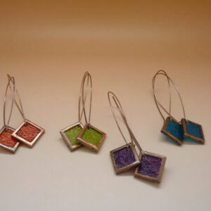 A- D'autres modèles de boucles d'oreille sont disponibles en boutique. N’hésitez pas à vous renseigner – Image 3