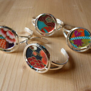 A- D'autres modèles de bracelets sont disponibles en boutique. N’hésitez pas à vous renseigner – Image 2