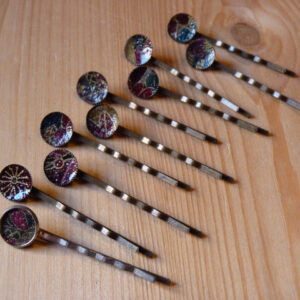 A- D'autres modèles de barrettes sont disponibles en boutique. N’hésitez pas à vous renseigner. – Image 2